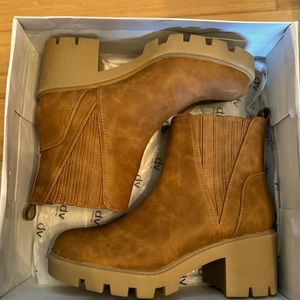 Dolce Vita Noel boots, tan, size 9